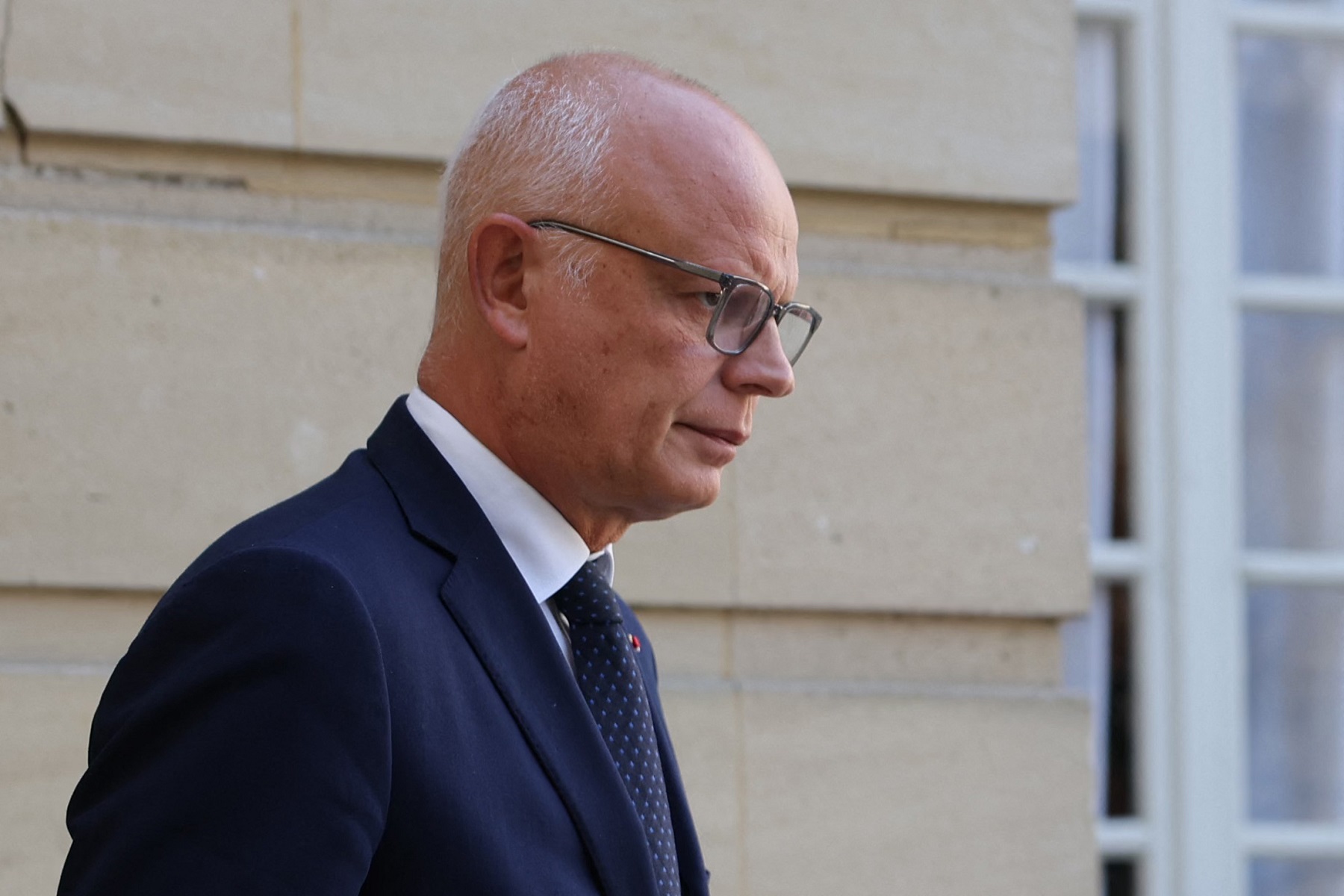 „Nicht besessen“ von der Präsidentschaftswahl 2027, wurde Édouard Philippe am Tag vor seiner Rückkehr in die Politik mit einer Beschwerde wegen „Bevorzugung“ und „Veruntreuung von Eigentum“ ins Visier genommen