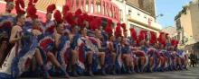Les filles du Moulin Rouges devant le prestigieux cabaret.