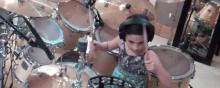 Capture d'écran de vidéo d'une fille de 10 ans jouant de la batterie.