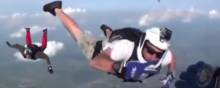 Capture d'écran d'une vidéo de parachutiste secouru en pleine chute.