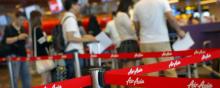 Des personnes au guichet d'AirAsia à l'aéroport de Singapour.