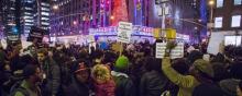 Des milliers de personnes manifestent à New York mercredi 3 alors qu'un jury à disculpé un policier blanc impliqué dans la mort d'un père de famille noir à New York.