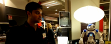 Le robot Nao aide les clients du magasin Darty de la place de la République à Paris.
