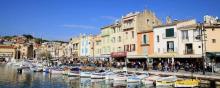 Les façades colorées des petites maisons du port de Cassis.