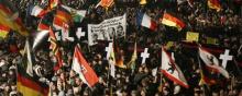 Des manifestants contre "l'islamisation" rassemblés à Dresde en Allemagne lundi 12 janvier.