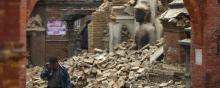 Népal tremblement de terre ruines homme pleure