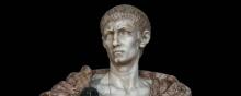 C'est sous le règne de l'empereur romain Dioclétien (245-313) que l'usage du vouvoiement trouve son origine.