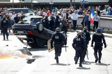  Les affrontements ont été violents entre CRS et taxis en grève, porte Maillot à Paris.
