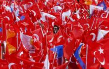La victoire du parti islamo-conservateur AKP aux élections législatives turques est contrebalancée par la perte de la majorité absolu au Parlement.