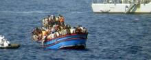 Des migrants sur un bateau en méditerranée.