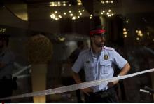 Un policier espagnol en faction après la fusillade de Barcelone.