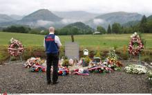 Au Vernet (Alpes-de-Haute-Provence), une cérémonie a eu lieu vendredi sous une grande tente ouverte, dressée devant la stèle à la mémoire des 150 victimes du crash, quatre mois après leur mort.