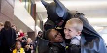 Lenny Robinson parcourait les hôpitaux en costume de Batman pour apporter du réconfort aux enfants malades.