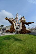 Des peluches géantes à Disneyland Paris.