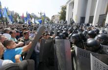 La manifestation devant le parlement ukrainien peu avant l'explosion du 31 août.