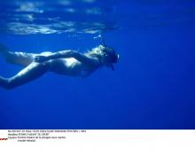 Une femme faisant de la plongée sous-marine.