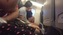 Un couple dans un avion.