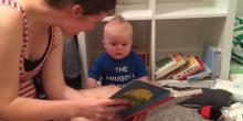 Un bébé pleure lorsque le livre se fini