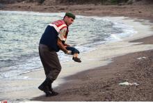 Un policier récupère le corps d'un migrant syrien de trois ans en Turquie.