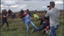 Une journaliste faisant un croche-pied à un migrant.