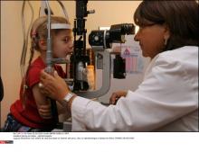 Un enfant consulte un ophtalmologiste.