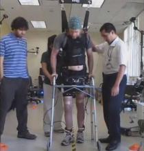 Un paraplégique faisant quelques pas.