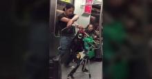 Une marionnette joue un morceau des Guns N' Roses dans le métro chilien.