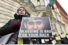Le portrait de Raïf Badawi durant une manifestation pour les droits de l'homme.