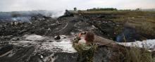 Un séparatiste ukrainien prend des photos du lieu du crash du vol MH17 de la Malaysia Airlines près de Donetsk.
