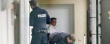 Les enquêteurs allemands au domicile des terroristes présumés, à Oberusel.