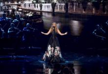 Céline Dion interprète "l'hymne à l'amour" aux American Music Awards.