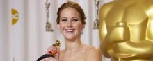 Jennifer Lawrence reçoit l'Oscar de la meilleure actrice en 2013.
