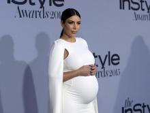 Kim Kardashian enceinte robe blanche