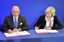 Theresa May et Bernard Cazeneuve signent un accord franco-britannique