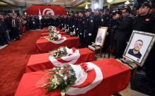 Les cercueils des membres de la garde présidentielle tués dans l'attentats du 24 novembre à Tunis.