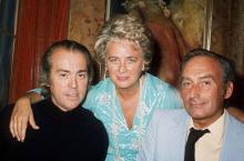 Le 1er septembre 1971, Pierre Barillet (à droite) et Jean-Pierre Gredy, auteurs de la pièce "Folle Amanda", posent avec l'actrice Jacqueline Maillan au théâtre des Bouffes-Parisiens