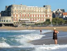 Des personnes sur la plage de Biarritz en novembre 2015.