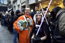 Des fans de Star Wars font la queue pour "Le Réveil de la Force" mercredi 16 à Paris.