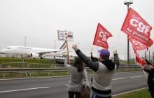 Des syndicats manifestent contre la direction d'Air France.