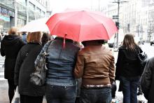 Deux personnes sous un parapluie.