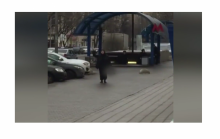 Une femme brandit la tête d'un enfant qu'elle a décapité à Moscou.
