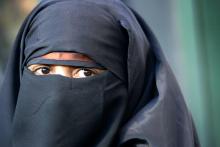 Une femme porte une burqa