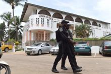 Des policiers ivoiriens devant un hôtel de Grand-Bassam.