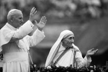 Mère Térésa et le pape Jean-Paul II en 1986.