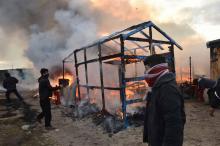 Heurts entre migrants, activistes et CRS dans la "jungle" de Calais.