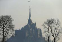 L'hélitreuillage de la statue du Mont-Saint-Michel.