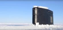 Sous-marin brise la glace en Arctique 