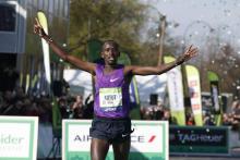 Le Kenyan Cyprian Kotut remporte le 40e Marathon de Paris.