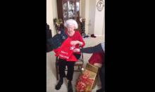 Une grand-mère reçoit un cadeau insolite à Noël. 