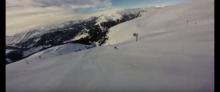 Un amateur de glisse dévale 1200 mètres de piste sans ses skis. 
